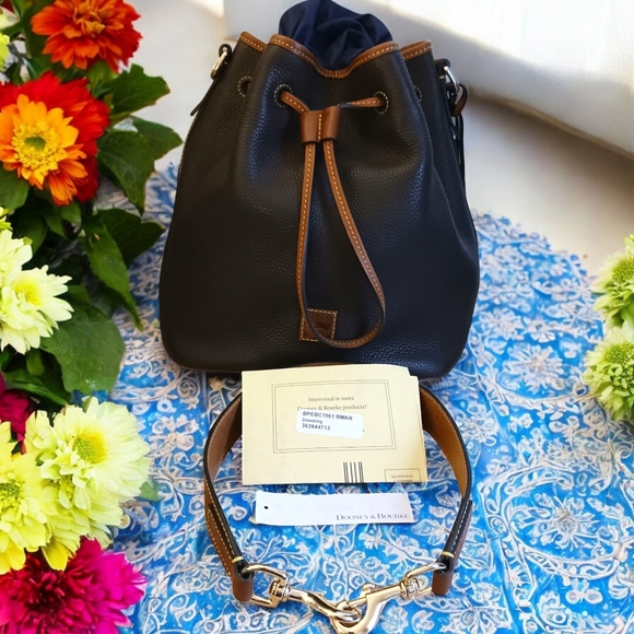 Dooney & Bourke Handbags - EUC 🦆Dooney & Bourke Pebbled Grain Drawstring Large Bucket Bag 11"x10"x6.5"